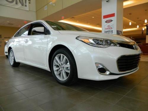 Photo Image Gallery & Touchup Paint: Toyota Avalon in Blizzard Pearl   (070)  YEARS: 2013-2013