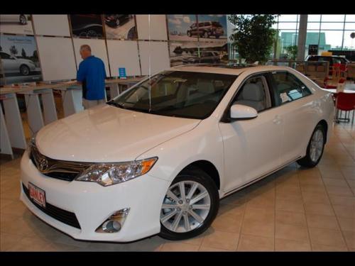 Photo Image Gallery & Touchup Paint: Toyota Camry in Super White   (040)  YEARS: 2012-2013
