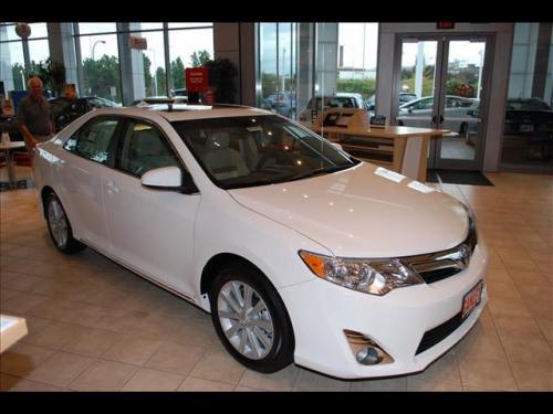 Photo Image Gallery & Touchup Paint: Toyota Camry in Super White   (040)  YEARS: 2012-2013