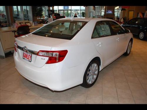 Photo Image Gallery & Touchup Paint: Toyota Camry in Super White   (040)  YEARS: 2012-2013