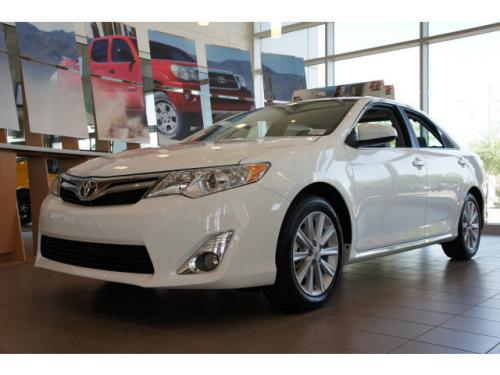 Photo Image Gallery & Touchup Paint: Toyota Camry in Super White   (040)  YEARS: 2012-2013