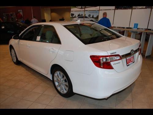 Photo Image Gallery & Touchup Paint: Toyota Camry in Super White   (040)  YEARS: 2012-2013