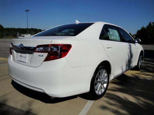 Photo Image Gallery & Touchup Paint: Toyota Camry in Super White   (040)  YEARS: 2012-2013