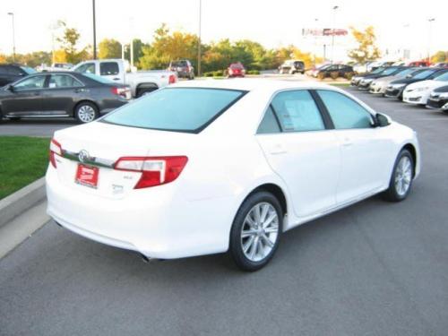 Photo Image Gallery & Touchup Paint: Toyota Camry in Super White   (040)  YEARS: 2012-2013
