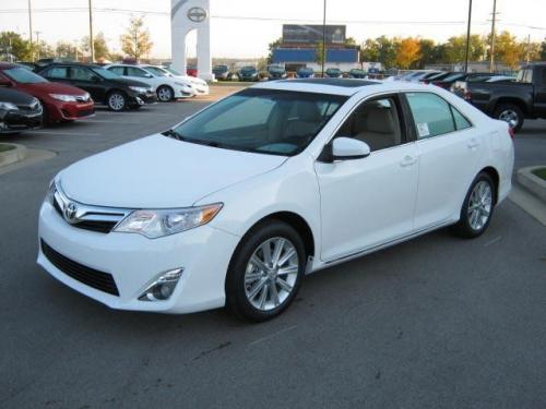 Photo Image Gallery & Touchup Paint: Toyota Camry in Super White   (040)  YEARS: 2012-2013