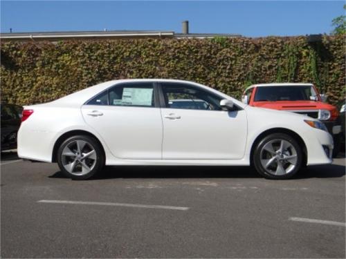 Photo Image Gallery & Touchup Paint: Toyota Camry in Blizzard Pearl   (070)  YEARS: 2012-2012
