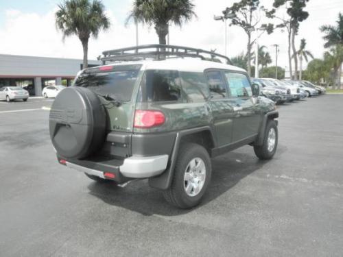 Photo Image Gallery & Touchup Paint: Toyota Fjcruiser in Army Green   (2KD)  YEARS: 2010-2013