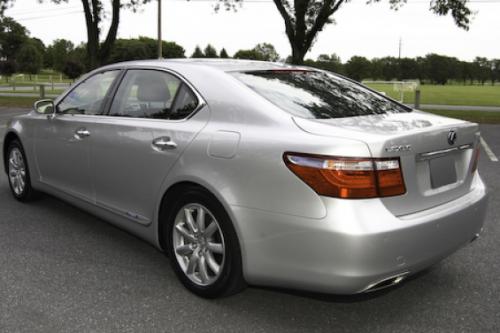 Photo Image Gallery & Touchup Paint: Lexus LS in Mercury Metallic   (1F2)  YEARS: 2008-2012