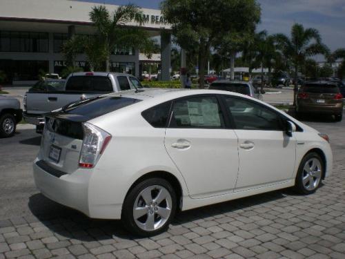 Photo Image Gallery & Touchup Paint: Toyota Prius in Blizzard Pearl   (070)  YEARS: 2010-2013