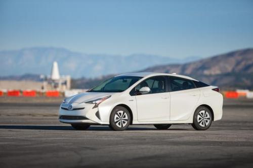 Photo Image Gallery & Touchup Paint: Toyota Prius in Blizzard Pearl   (070)  YEARS: 2017-2017