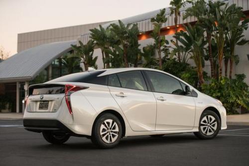 Photo Image Gallery & Touchup Paint: Toyota Prius in Blizzard Pearl   (070)  YEARS: 2016-2017