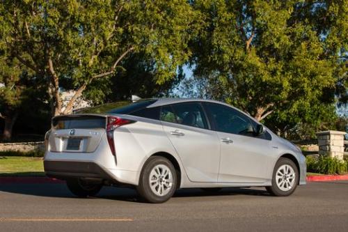 Photo Image Gallery & Touchup Paint: Toyota Prius in Classic Silver Metallic  (1F7)  YEARS: 2016-2017