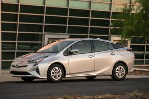Photo Image Gallery & Touchup Paint: Toyota Prius in Classic Silver Metallic  (1F7)  YEARS: 2016-2017