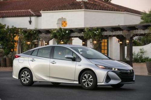 Photo Image Gallery & Touchup Paint: Toyota Prius in Classic Silver Metallic  (1F7)  YEARS: 2016-2017