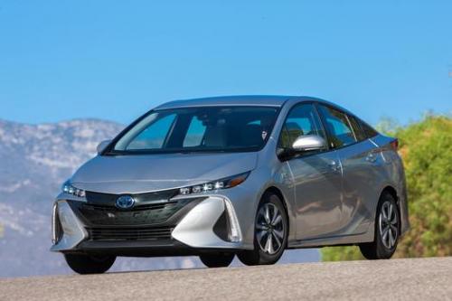 Photo Image Gallery & Touchup Paint: Toyota Prius in Classic Silver Metallic  (1F7)  YEARS: 2016-2017