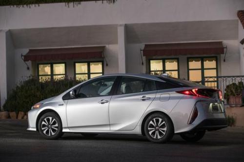 Photo Image Gallery & Touchup Paint: Toyota Prius in Classic Silver Metallic  (1F7)  YEARS: 2016-2017