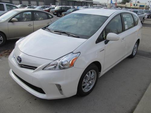 Photo Image Gallery & Touchup Paint: Toyota Priusv in Super White   (040)  YEARS: 2012-2013