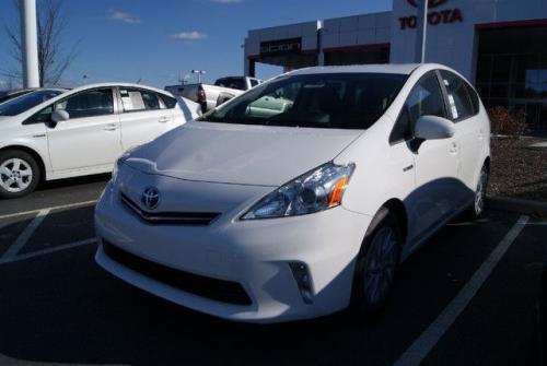 Photo Image Gallery & Touchup Paint: Toyota Priusv in Super White   (040)  YEARS: 2012-2013