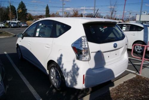 Photo Image Gallery & Touchup Paint: Toyota Priusv in Super White   (040)  YEARS: 2012-2013