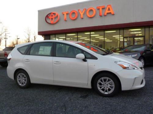 Photo Image Gallery & Touchup Paint: Toyota Priusv in Super White   (040)  YEARS: 2012-2013