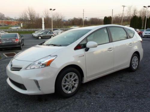 Photo Image Gallery & Touchup Paint: Toyota Priusv in Super White   (040)  YEARS: 2012-2013