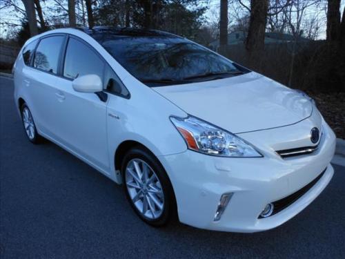 Photo Image Gallery & Touchup Paint: Toyota Priusv in Blizzard Pearl   (070)  YEARS: 2012-2013
