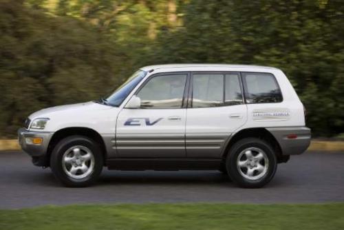 Photo Image Gallery & Touchup Paint: Toyota Rav4 in Super White   (040)  YEARS: 2002-2003