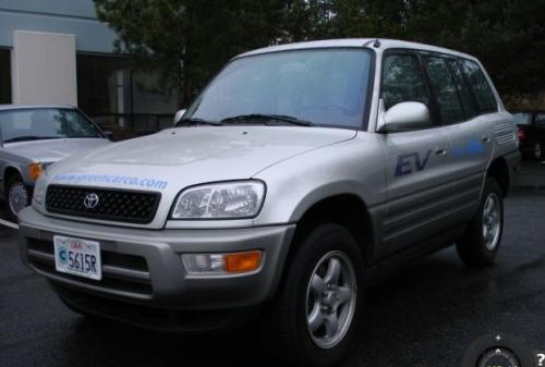 Photo Image Gallery & Touchup Paint: Toyota Rav4 in Millennium Silver Metallic  (1C0)  YEARS: 2000-2003