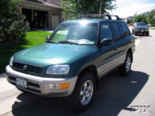 Photo Image Gallery: Toyota Rav4 in Deep Jewel Green Pearl (6P3)  YEARS: -