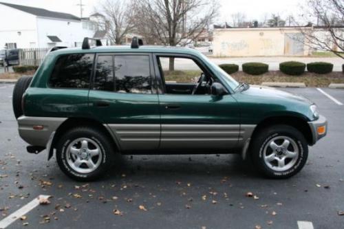 Photo Image Gallery: Toyota Rav4 in Deep Jewel Green Pearl (6P3)  YEARS: -