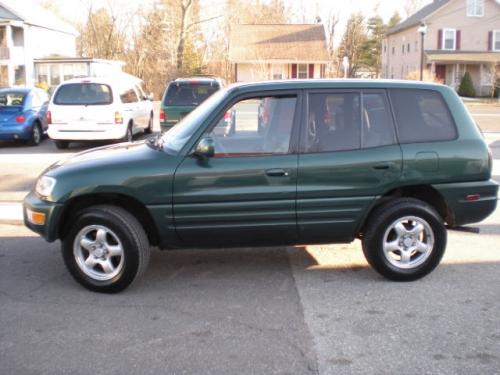 Photo Image Gallery: Toyota Rav4 in Deep Jewel Green Pearl (6P3)  YEARS: -