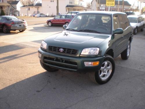 Photo Image Gallery: Toyota Rav4 in Deep Jewel Green Pearl (6P3)  YEARS: -