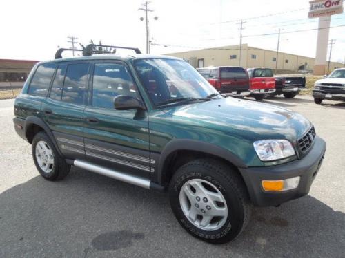 Photo Image Gallery: Toyota Rav4 in Deep Jewel Green Pearl (6P3)  YEARS: -