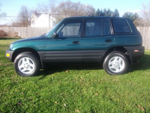 Photo Image Gallery: Toyota Rav4 in Deep Jewel Green Pearl (6P3)  YEARS: -