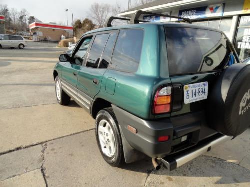 Photo Image Gallery: Toyota Rav4 in Deep Jewel Green Pearl (6P3)  YEARS: -