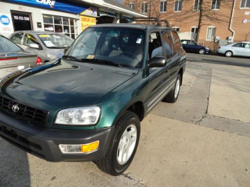 Photo Image Gallery: Toyota Rav4 in Deep Jewel Green Pearl (6P3)  YEARS: -