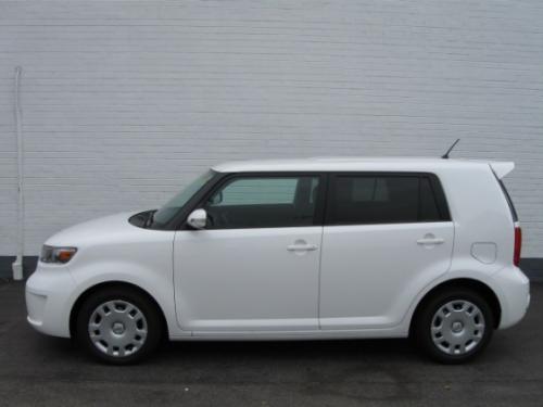 Photo Image Gallery & Touchup Paint: Scion XB in Super White   (040)  YEARS: 2008-2013