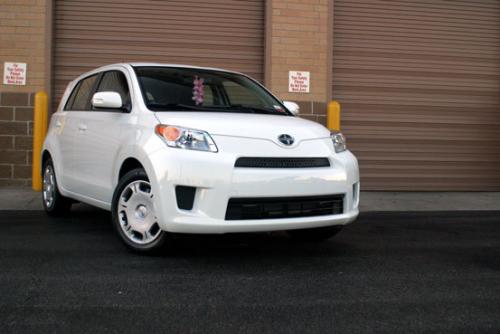 Photo Image Gallery & Touchup Paint: Scion XD in Super White   (040)  YEARS: 2008-2013