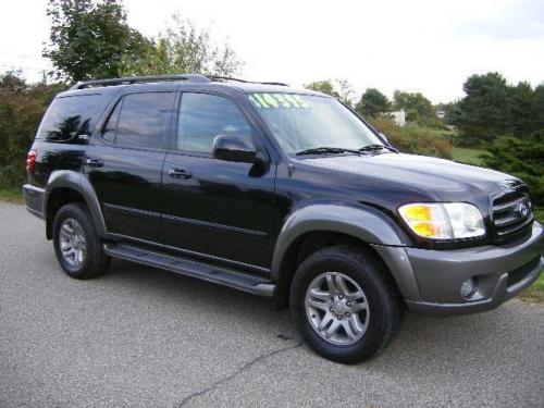 Photo Image Gallery: Toyota Sequoia in Black On Phantom Gray (202B)  YEARS: -