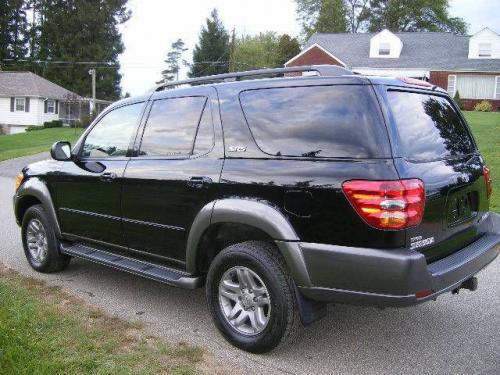 Photo Image Gallery: Toyota Sequoia in Black On Phantom Gray (202B)  YEARS: -