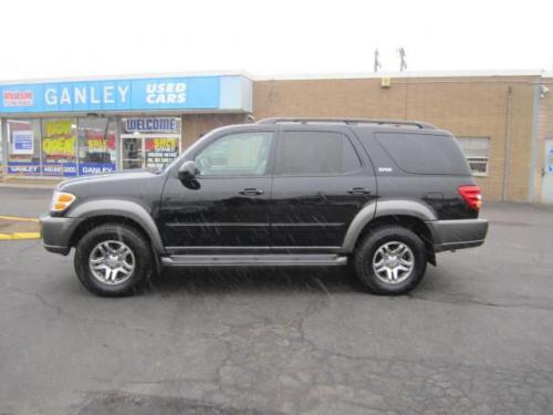 Photo Image Gallery: Toyota Sequoia in Black On Phantom Gray (202B)  YEARS: -