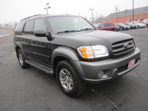 Photo Image Gallery: Toyota Sequoia in Black On Phantom Gray (202B)  YEARS: -