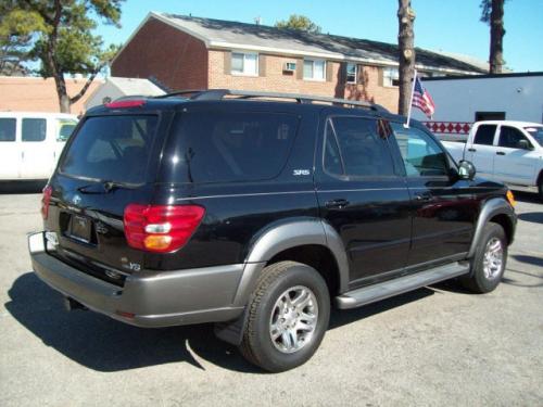 Photo Image Gallery: Toyota Sequoia in Black On Phantom Gray (202B)  YEARS: -