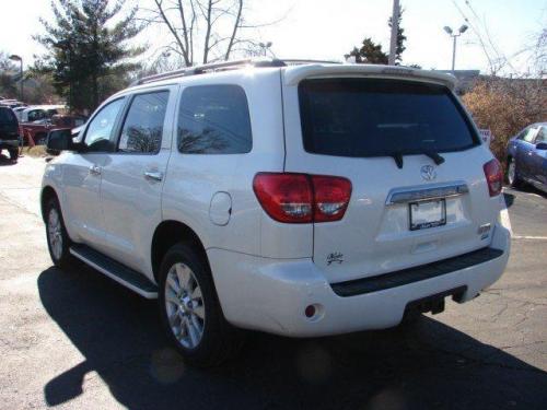 Photo Image Gallery & Touchup Paint: Toyota Sequoia in Blizzard Pearl   (070)  YEARS: 2010-2013