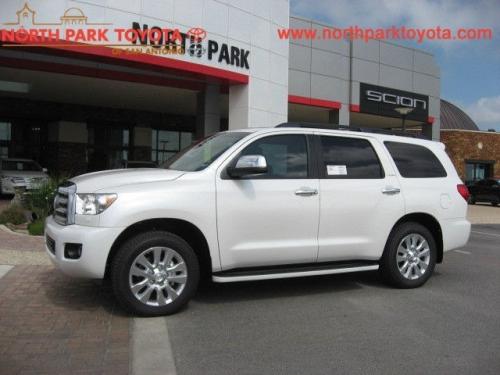 Photo Image Gallery & Touchup Paint: Toyota Sequoia in Blizzard Pearl   (070)  YEARS: 2010-2013