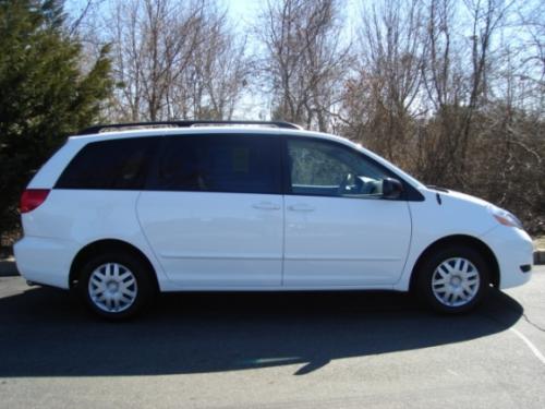 Photo Image Gallery & Touchup Paint: Toyota Sienna in Super White   (040)  YEARS: 2009-2010