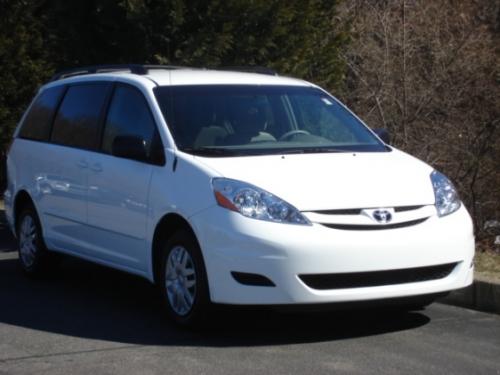 Photo Image Gallery & Touchup Paint: Toyota Sienna in Super White   (040)  YEARS: 2009-2010