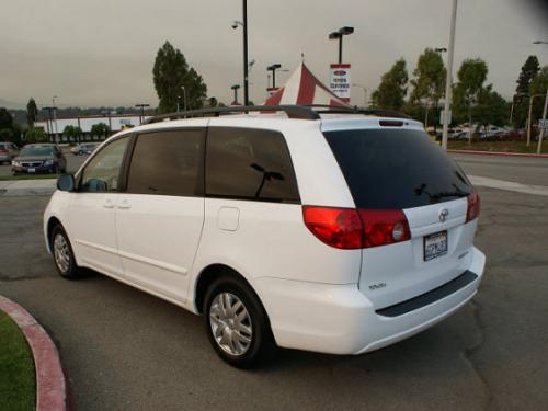 Photo Image Gallery & Touchup Paint: Toyota Sienna in Super White   (040)  YEARS: 2009-2010