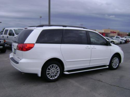 Photo Image Gallery & Touchup Paint: Toyota Sienna in Super White   (040)  YEARS: 2009-2010