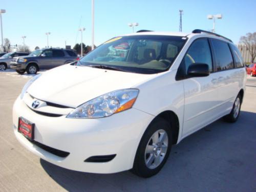 Photo Image Gallery & Touchup Paint: Toyota Sienna in Natural White   (056)  YEARS: 2004-2008